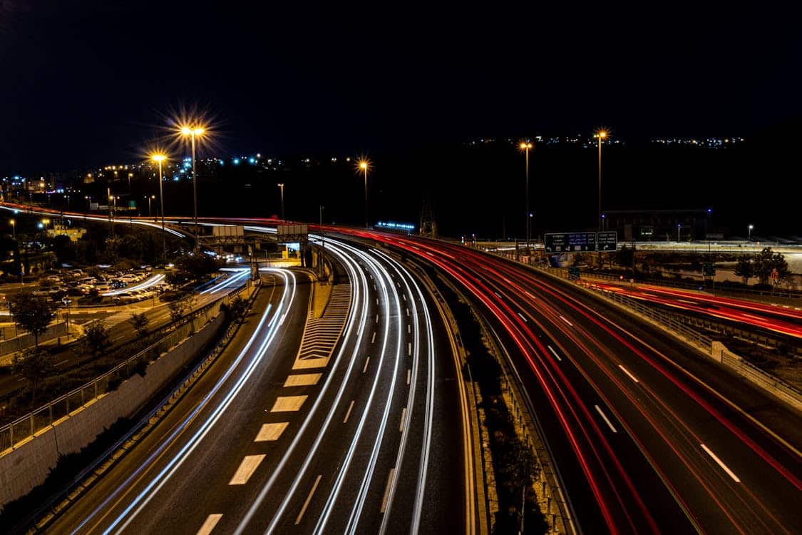 vue de drone - autoroutes de nuit