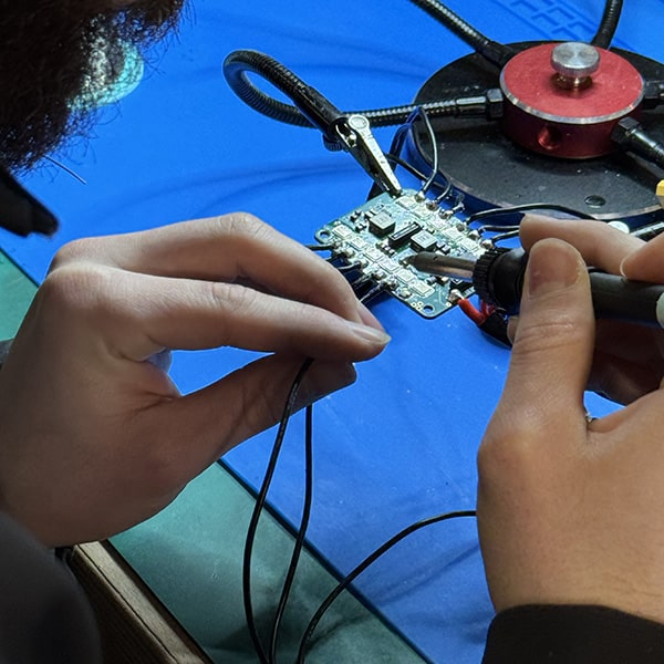 électronique - soudure d'une carte